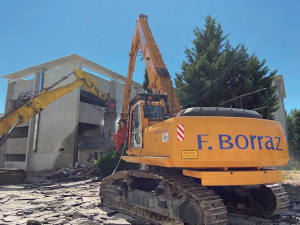 Para la demolición se utilizaron dos excavadoras para demoliciones en altura