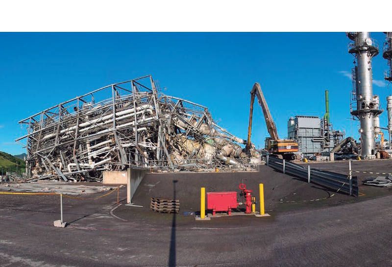 Tras el abatimiento de la estructura, una excavadora continuó con los trabajos de corte del metal.