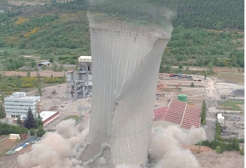 Demolición de la torre de refrigeración con explosivos.
